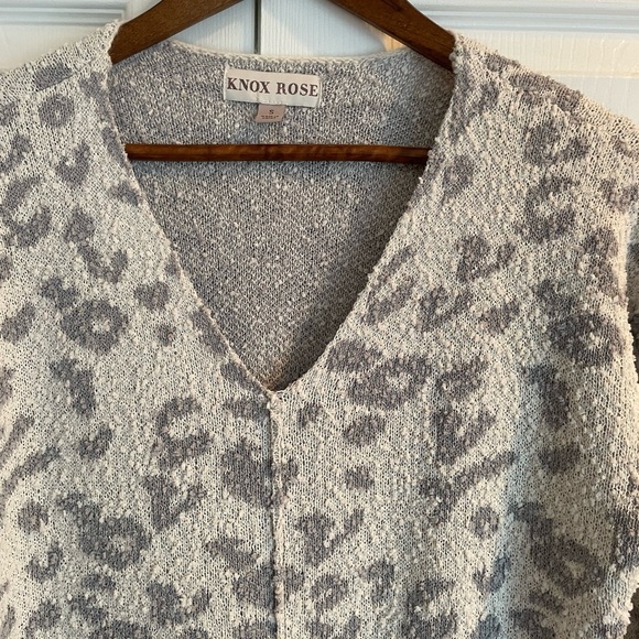 Knox Rose Leopard Print V-neck Sweater Cream Gray Small - Picture 3 of 11